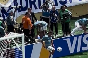 开云体育官网-点赞！姆巴佩赛前帮助中暑志愿者