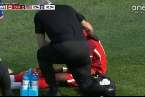 踢球者：阿方索-戴维斯正在接受检查，拜仁认为球员伤势不重