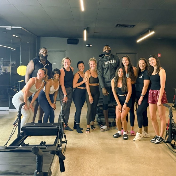 强身健体💪🏾詹姆斯昨日练习普拉提 与一众美女学员合影😉