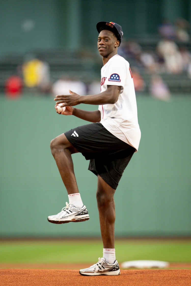 开云官网-排面拉满！26年状元热门AJ-迪班萨给家乡棒球队波士顿红袜开球