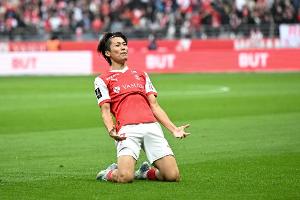 开云APP-中村敬斗传射建功，助兰斯3-1联赛第二的马赛&amp;结束法甲15轮不胜