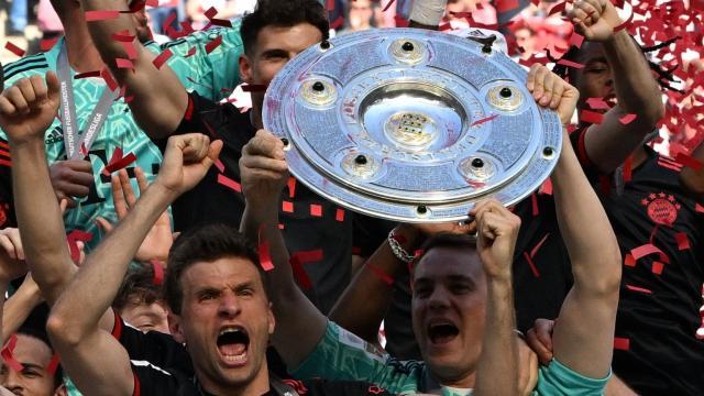 末轮逆转夺冠×3！拜仁狂欢神奇又荒谬的11连冠